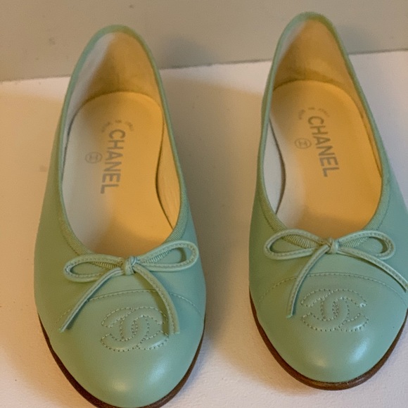 CHANEL Shoes - BNWOT Chanel Ballet flats. Size 36.